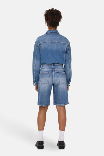 Short en denim bleu marine de ONLY, vu de l'arrière, combiné avec un blouson de cuir assorti et des chaussettes blanches avec des chaussures noires.