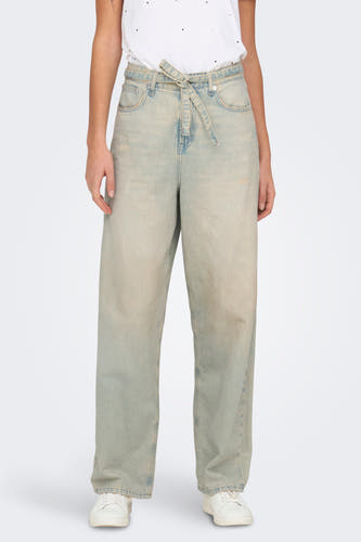 Lichtblauwe, wijde jeans van ONLY, met een strikceintuur en slijtage details.