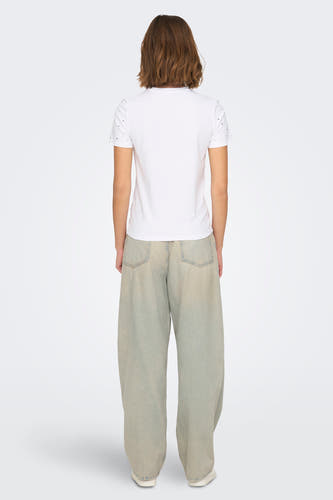 Lichtblauwe denim jeans wide van ONLY, met wijde pijpen en achterzakken.
