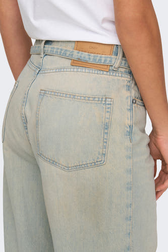 Lichtblauwe wijde jeans van ONLY, met een bruin lederen merklabel en een achterzak.
