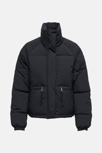 Manteau court noir de JDY, avec un col haut et deux poches à fermeture éclair.