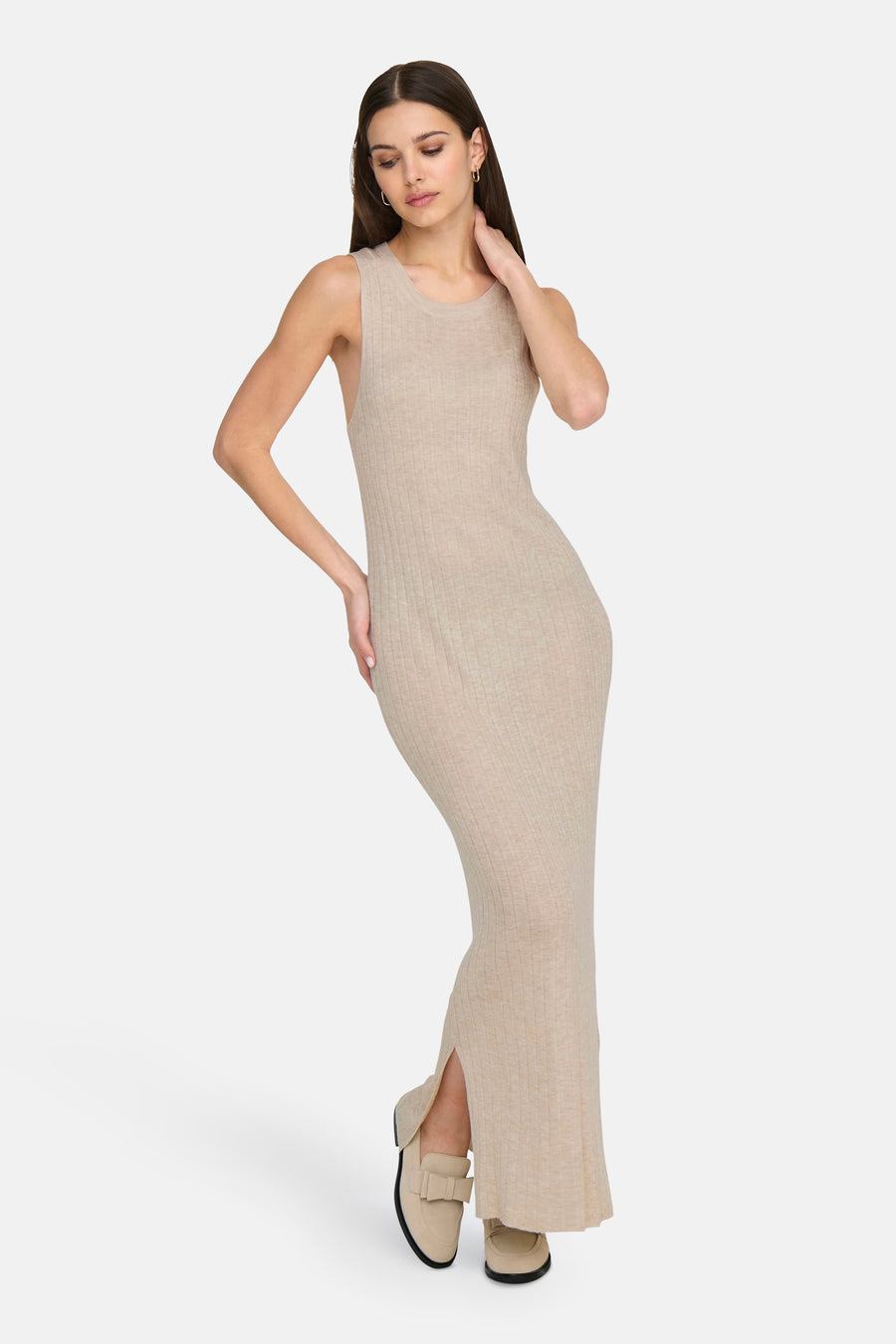 Robe sans manches écru de ONLY® avec texture côtelée et une fente sur le côté, portée avec des mocassins.