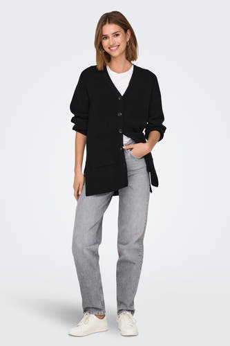 Middelgrijze mom jeans van ONLY, met een losse pasvorm, gecombineerd met een zwarte cardigan en witte sneakers.
