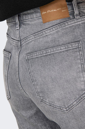 Midden grijze mom jeans van ONLY, met bruin leren merklabel op de achterkant.