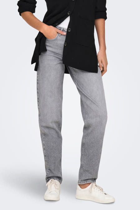 Grijze mom jeans van ONLY, gestyled met een zwart vest en witte sneakers.
