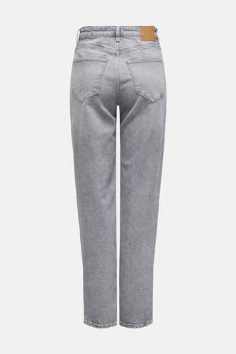 Midden grijze mom jeans van ONLY, met achterzakken en een bruin leren merklabel.
