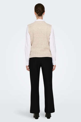 Gilet écru de ONLY, vue arrière, porté sur une chemise blanche avec un pantalon noir et des bottes.