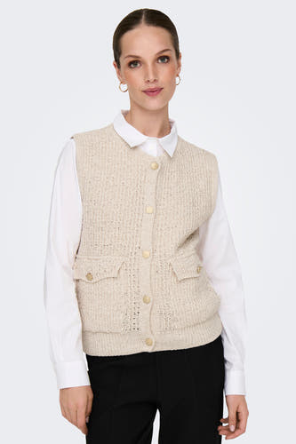 Gilet écru de ONLY, avec des boutons et des poches, porté sur un chemisier blanc et un pantalon noir.