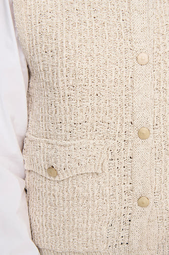 Gilet écru de ONLY®, avec texture tricotée, détail de boutons et une poche.