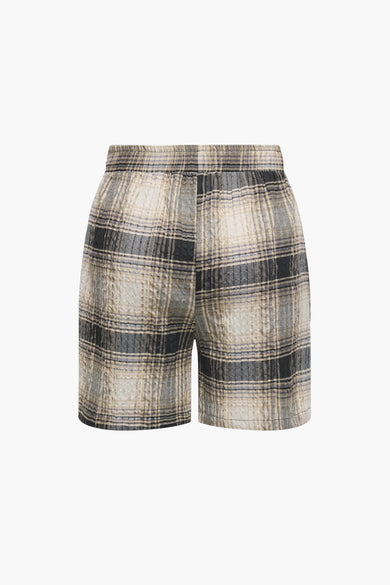 Blauwe short van JDY, met een ruitpatroon en een elastische tailleband.

