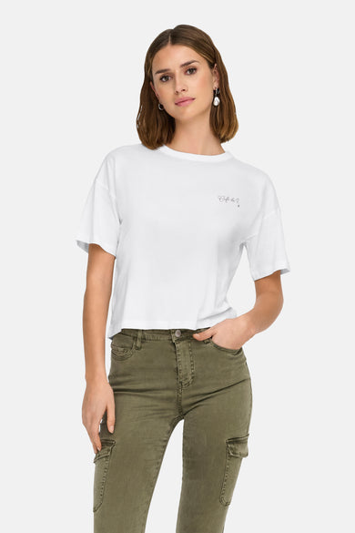 Wit T-shirt van JDY, gedragen met olijfgroene cargobroek en zilveren oorringen.