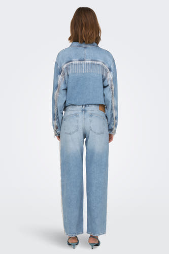 Jean en denim bleu clair large d'ONLY, avec des franges décoratives le long du côté, vu de derrière.