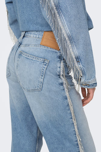 Lichtblauwe wijde jeans van ONLY® met zilverkleurige franjes op de zijkant, rugzak en logopatch.
