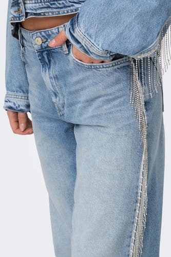 Jean délavé bleu clair de ONLY® avec des franges argentées sur les côtés, un sac à dos et un patch logo.
