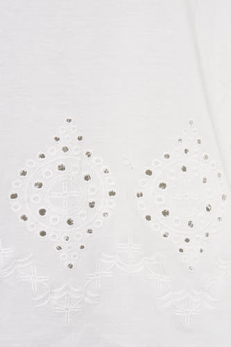 Wit T-shirt met korte mouwen van JDY, met broderie details aan de onderkant.