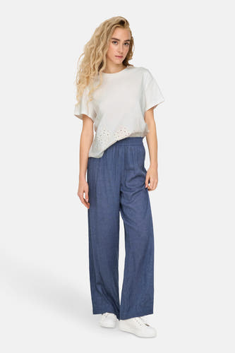 Wit T-shirt met korte mouwen van JDY, met ajourdetails aan de onderkant en gecombineerd met een blauwe broek.