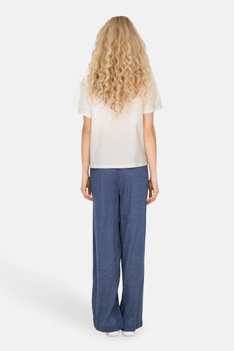 Wit T-shirt met korte mouwen van JDY, met een losse pasvorm en gecombineerd met blauwe linnen broek.

