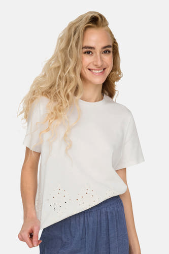 Wit T-shirt met korte mouwen van JDY, met een decoratief broderie-patroon aan de zoom.