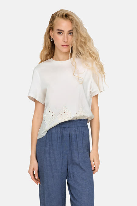 Wit T-shirt met korte mouwen van JDY, met ajourdetails langs de zoom, gecombineerd met blauwe broek.