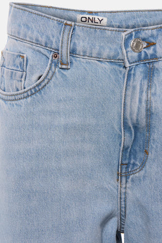 Lichtblauwe, wijde jeans van ONLY, met knoopdetail en zak.
