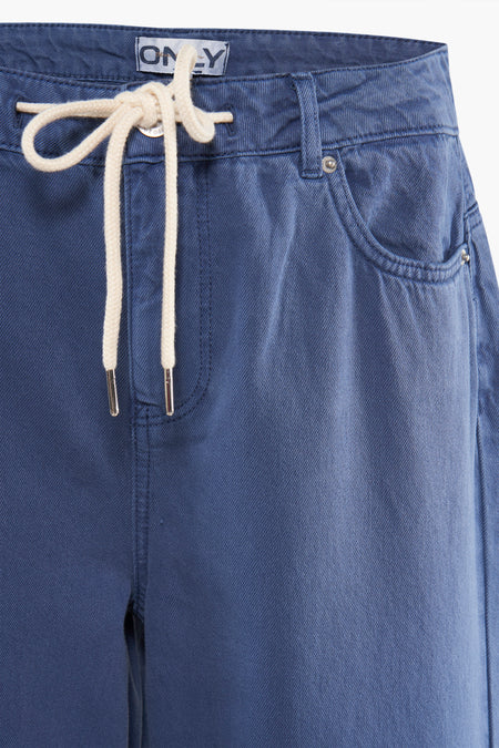 Blauwe broek van ONLY, met trekkoord detail en een zakje.

