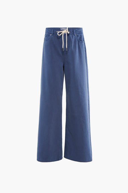 Blauwe broek van ONLY, met wijde pijpen en een witte trekkoord in de taille.