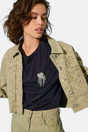Beige T-shirt met korte mouwen van ONLY, met een decoratieve broche en gecombineerd met een kaki jasje met borduursel.