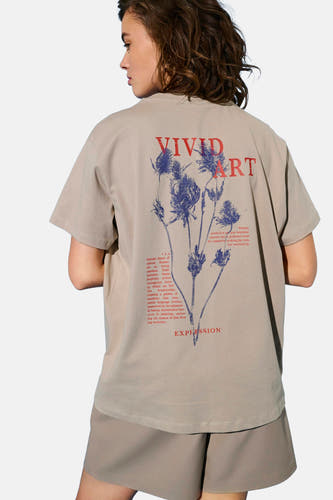 Beige T-shirt met korte mouwen van ONLY, met een bloemenprint en tekst op de rug.
