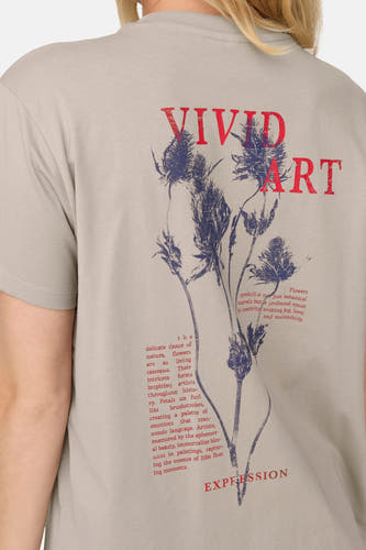 Beige T-shirt met korte mouwen van ONLY, met een bloemenprint en tekst op de achterkant.
