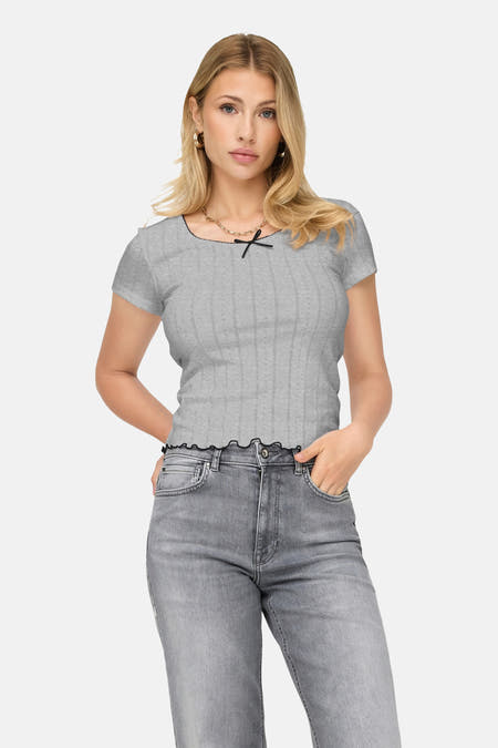 Grijs T-shirt met korte mouwen van ONLY, met een subtiele ribstructuur en een zwart strikdetail.