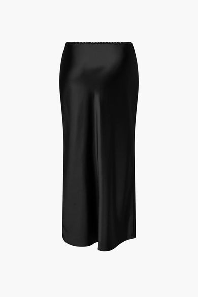 Zwarte lange rok van ONLY, met een glanzende satijnen textuur en elastische tailleband.

