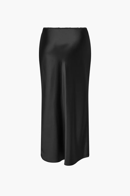 Lange zwarte rok van ONLY®, met een gladde, glanzende textuur en een elastische tailleband.
