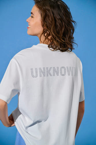 T-shirt blanc à manches courtes de ONLY, avec "INCONNU" en strass argentés sur le dos.