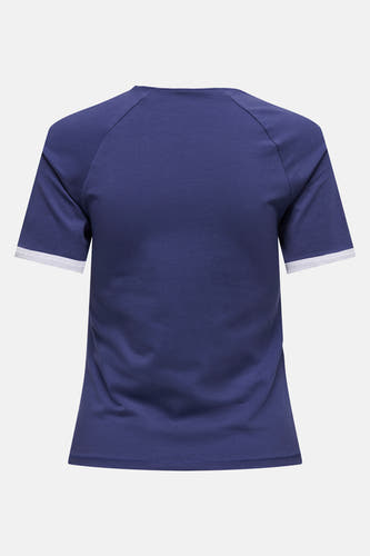 T-shirt bleu à manches courtes de ONLY, avec des détails blancs au col et aux manches, ainsi qu'au dos.