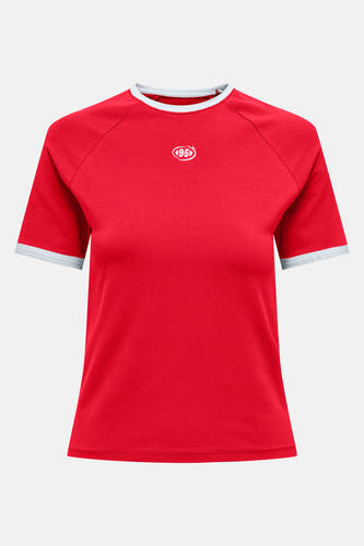Rood T-shirt met korte mouwen van ONLY, afgewerkt met witte accenten aan de hals en mouwen, met een klein logo op de borst.
