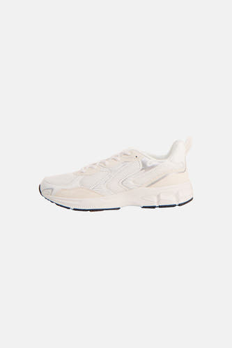 Witte sneakers van ONLY, met een mesh bovenkant en suède details.