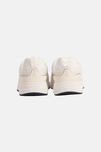 Witte sneakers van ONLY, met mesh details en een crèmekleurige zool, gezien van achteren.