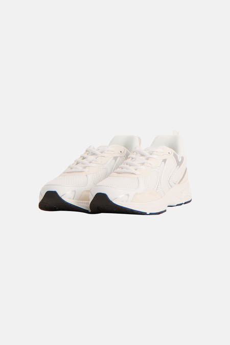 Witte sneakers van ONLY, met vetersluiting en zwarte accenten op de zool.