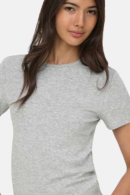 Grijs T-shirt van ONLY® van gemêleerde ribgebreide stof met korte mouwen en ronde hals, gedragen door een vrouw.