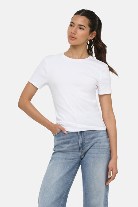 Witte korte mouwen t-shirt van ONLY®, strak model, ronde hals, gedragen met blauwe jeans, zijprofiel, lifestyle shot