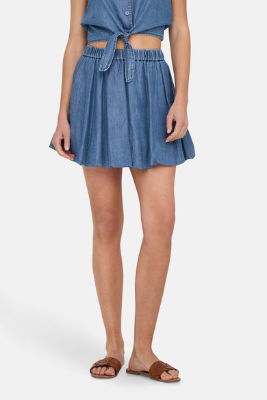 Korte blauwe denim rok van ONLY, met een elastische tailleband en strikceintuur.
