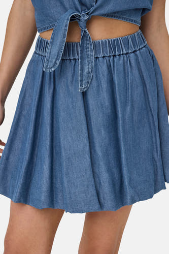 Korte blauwe denim rok van ONLY, met een elastische tailleband en knoopdetail.
