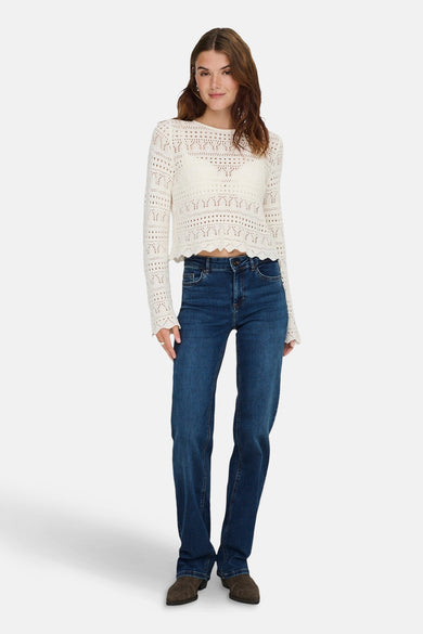 Jean droit bleu marine d'ONLY, avec une taille haute et des chaussures visibles.