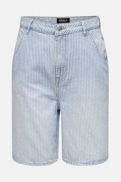 Shorts en denim bleu clair de ONLY, avec un motif à rayures et des poches arrière.
