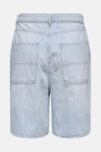 Korte lichtblauwe denim short van ONLY, met een gestreept patroon en achterzakken.
