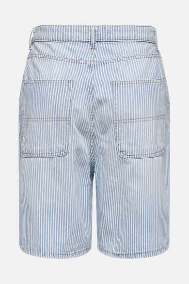 Korte lichtblauwe denim short van ONLY, met een gestreept patroon en achterzakken.
