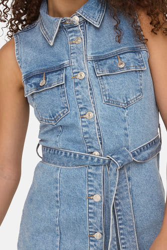 Jean sans manches de ONLY®, en bleu clair, avec une fermeture à boutons et un cintre.