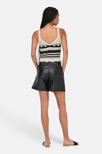 Top écru ONLY, avec un motif tricoté rayé et une coupe sans manches.