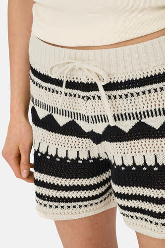 Crème court ONLY, avec motif noir et bande de taille tricotée.