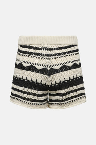 Crème court ONLY avec des détails rayés et crochetés en noir et blanc.